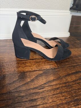 Size 5 Top Moda Black Ankle Strap Block Heels
